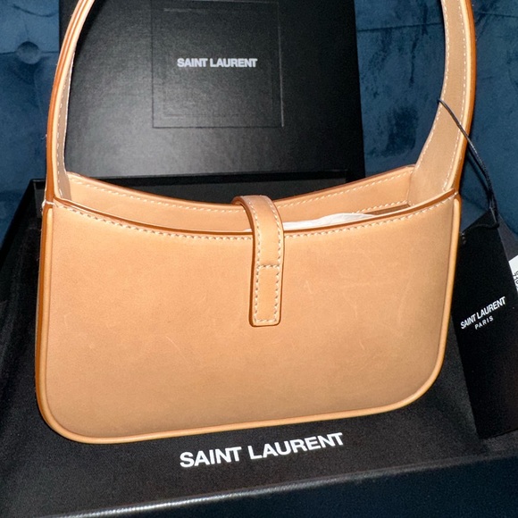 Ysl Le 5 a 7 mini bag. 19x11.5x4.5cm/7.5x4.5x1.8in. Calf leather. Never worn. - Picture 14 of 15